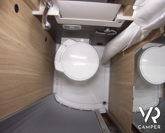 HYMER CAR GRAND CANYON: camper puro attrezzato, con letto matrimoniale in coda.