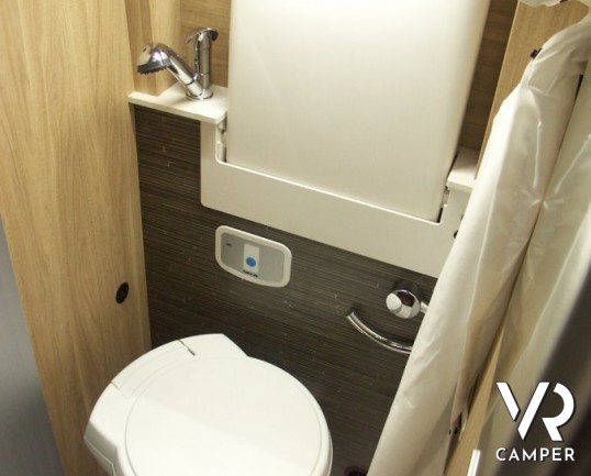 HYMER CAR GRAND CANYON: camper puro attrezzato, con letto matrimoniale in coda.