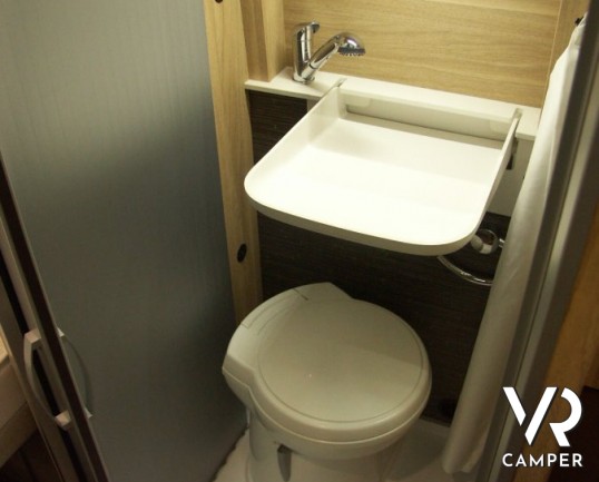 HYMER CAR GRAND CANYON: camper puro attrezzato, con letto matrimoniale in coda.