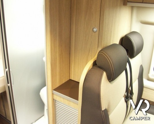 HYMER CAR GRAND CANYON: camper puro attrezzato, con letto matrimoniale in coda.