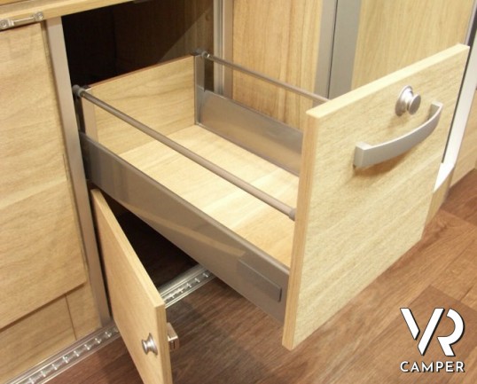 HYMER CAR GRAND CANYON: camper puro attrezzato, con letto matrimoniale in coda.