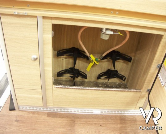 HYMER CAR GRAND CANYON: camper puro attrezzato, con letto matrimoniale in coda.