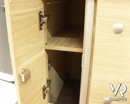 HYMER CAR GRAND CANYON: camper puro attrezzato, con letto matrimoniale in coda.