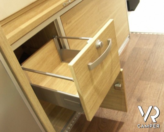 HYMER CAR GRAND CANYON: camper puro attrezzato, con letto matrimoniale in coda.