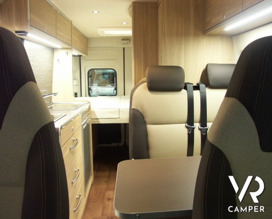 HYMER CAR GRAND CANYON: camper puro attrezzato, con letto matrimoniale in coda.