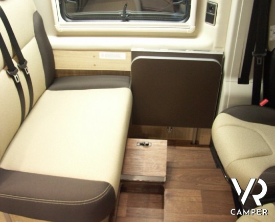HYMER CAR GRAND CANYON: camper puro attrezzato, con letto matrimoniale in coda.