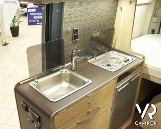 HYMER CAR GRAND CANYON: camper puro attrezzato, con letto matrimoniale in coda.