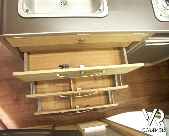 HYMER CAR GRAND CANYON: camper puro attrezzato, con letto matrimoniale in coda.