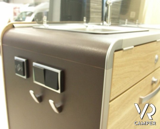 HYMER CAR GRAND CANYON: camper puro attrezzato, con letto matrimoniale in coda.