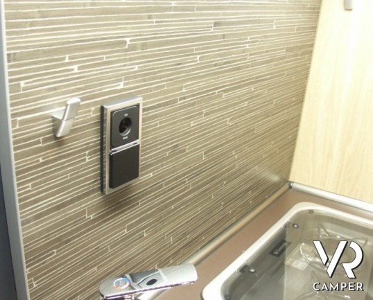 HYMER CAR GRAND CANYON: camper puro attrezzato, con letto matrimoniale in coda.