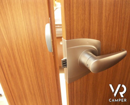 CARADO T 448: camper semintegrale nuovo con letti gemelli, 4 posti letto e ampio garage. In Piemonte solo da Italia VR.