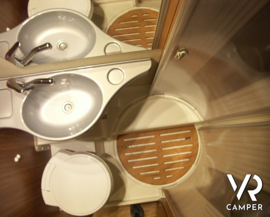 CARADO T 448: camper semintegrale nuovo con letti gemelli, 4 posti letto e ampio garage. In Piemonte solo da Italia VR.