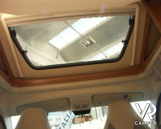 CARADO T 448: camper semintegrale nuovo con letti gemelli, 4 posti letto e ampio garage. In Piemonte solo da Italia VR.