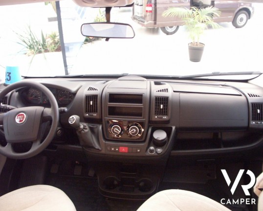 CARADO T 448: camper semintegrale nuovo con letti gemelli, 4 posti letto e ampio garage. In Piemonte solo da Italia VR.