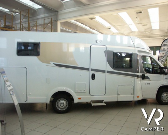 CARADO T 448: camper semintegrale nuovo con letti gemelli, 4 posti letto e ampio garage. In Piemonte solo da Italia VR.
