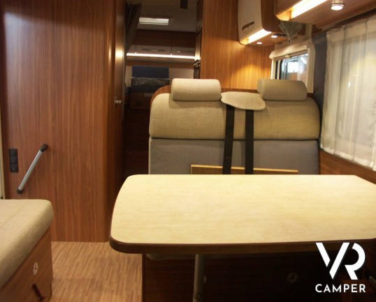 CARADO T 448: camper semintegrale nuovo con letti gemelli, 4 posti letto e ampio garage. In Piemonte solo da Italia VR.