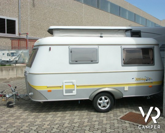 Hymer Eriba Triton: caravan usata con tetto a soffietto, ideale per vacanze itineranti con spostamenti veloci.
