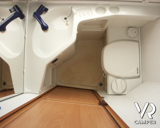 Hymer Eriba Triton: caravan usata con tetto a soffietto, ideale per vacanze itineranti con spostamenti veloci.