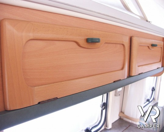 Hymer Eriba Triton: caravan usata con tetto a soffietto, ideale per vacanze itineranti con spostamenti veloci.