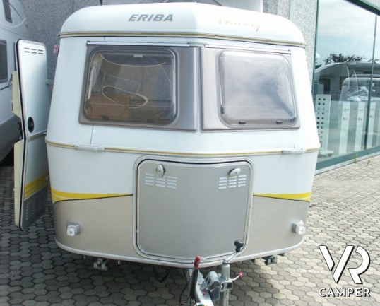 Hymer Eriba Triton: caravan usata con tetto a soffietto, ideale per vacanze itineranti con spostamenti veloci.