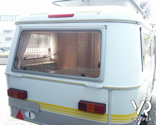 Hymer Eriba Triton: caravan usata con tetto a soffietto, ideale per vacanze itineranti con spostamenti veloci.