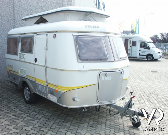 Hymer Eriba Triton: caravan usata con tetto a soffietto, ideale per vacanze itineranti con spostamenti veloci.