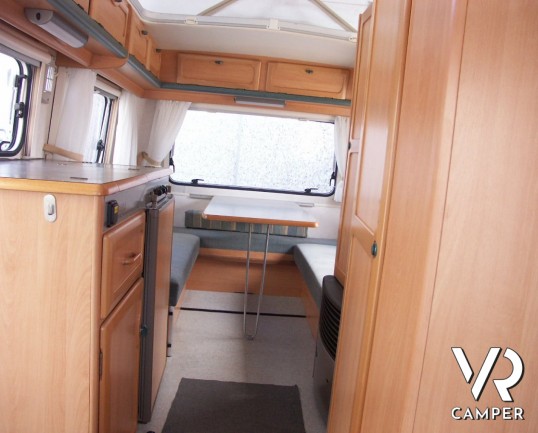 Hymer Eriba Triton: caravan usata con tetto a soffietto, ideale per vacanze itineranti con spostamenti veloci.