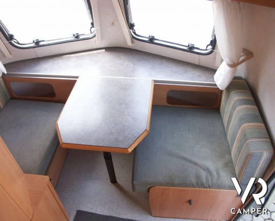 Hymer Eriba Triton: caravan usata con tetto a soffietto, ideale per vacanze itineranti con spostamenti veloci.