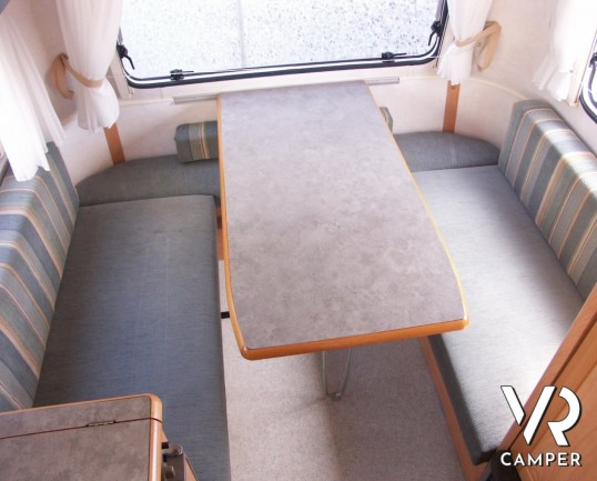 Hymer Eriba Triton: caravan usata con tetto a soffietto, ideale per vacanze itineranti con spostamenti veloci.