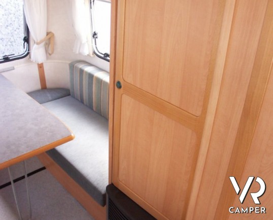 Hymer Eriba Triton: caravan usata con tetto a soffietto, ideale per vacanze itineranti con spostamenti veloci.