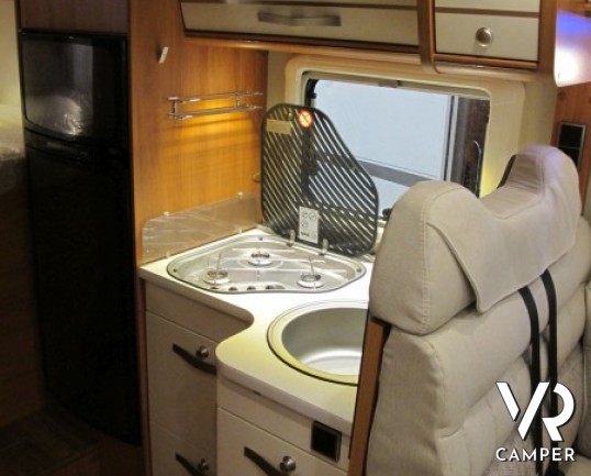 Hymer Exsis-I 564: motorhome hymer sotto i sette metri di lunghezza con dinette e bagno grandi e letto posteriore matrimoniale