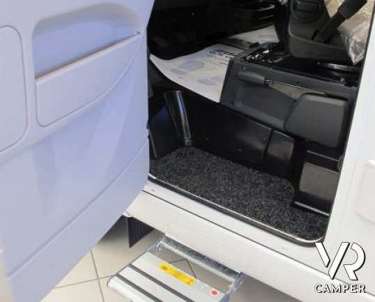 HYMER EXSIS-I 588: camper motorhome con letti gemelli, garage e bagno con doccia separata.