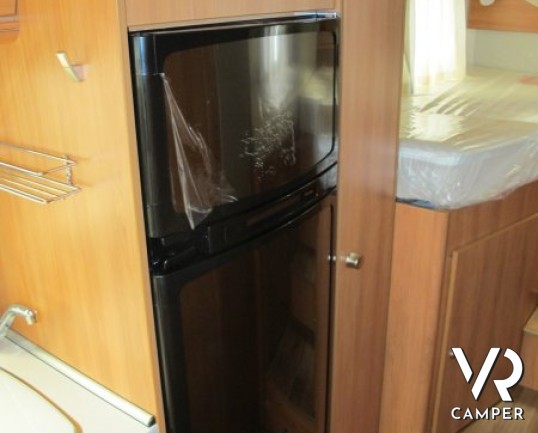 HYMER EXSIS-I 588: camper motorhome con letti gemelli, garage e bagno con doccia separata.
