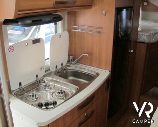 HYMER EXSIS-I 588: camper motorhome con letti gemelli, garage e bagno con doccia separata.