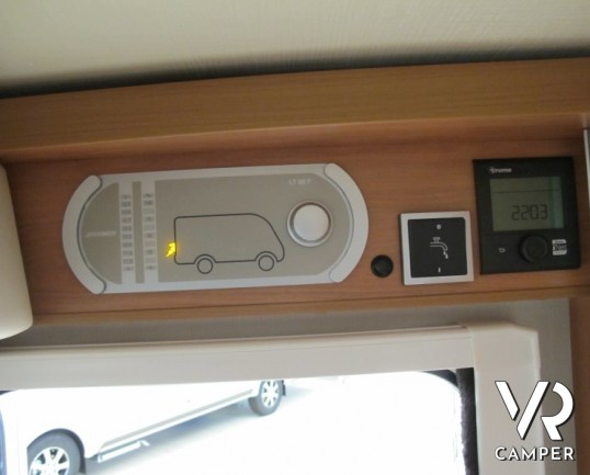 HYMER EXSIS-I 588: camper motorhome con letti gemelli, garage e bagno con doccia separata.