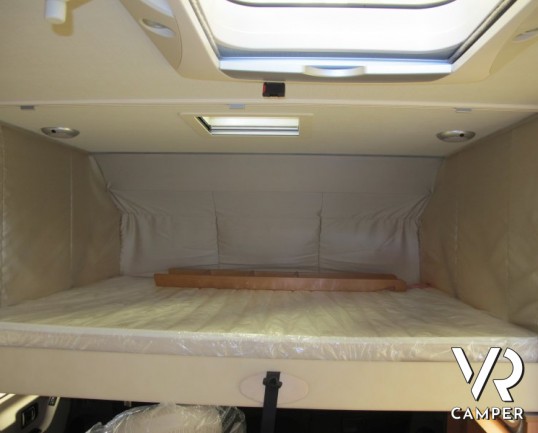 HYMER EXSIS-I 588: camper motorhome con letti gemelli, garage e bagno con doccia separata.
