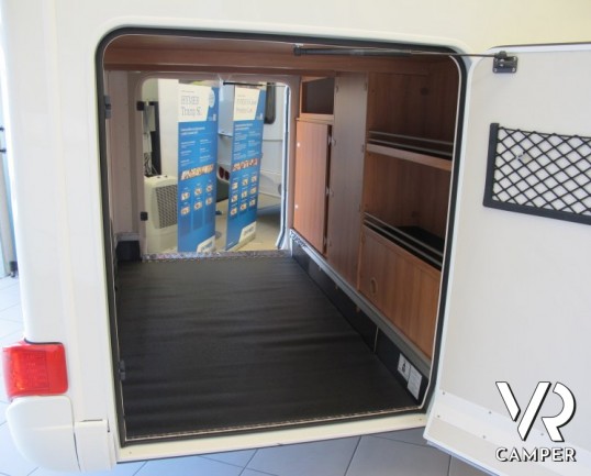 HYMER EXSIS-I 588: camper motorhome con letti gemelli, garage e bagno con doccia separata.