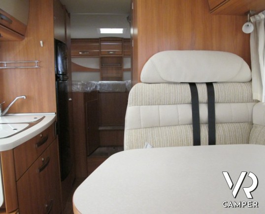 HYMER EXSIS-I 588: camper motorhome con letti gemelli, garage e bagno con doccia separata.