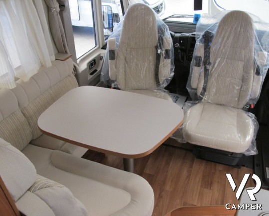 HYMER EXSIS-I 588: camper motorhome con letti gemelli, garage e bagno con doccia separata.