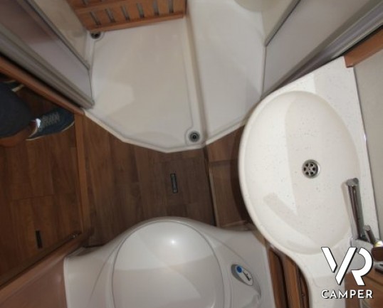 HYMER EXSIS-I 588: camper motorhome con letti gemelli, garage e bagno con doccia separata.