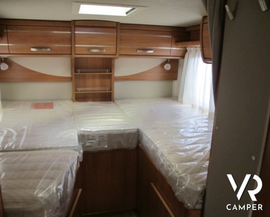 HYMER EXSIS-I 588: camper motorhome con letti gemelli, garage e bagno con doccia separata.