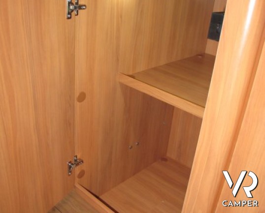 HYMER EXSIS-I 588: camper motorhome con letti gemelli, garage e bagno con doccia separata.