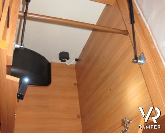 HYMER EXSIS-I 588: camper motorhome con letti gemelli, garage e bagno con doccia separata.
