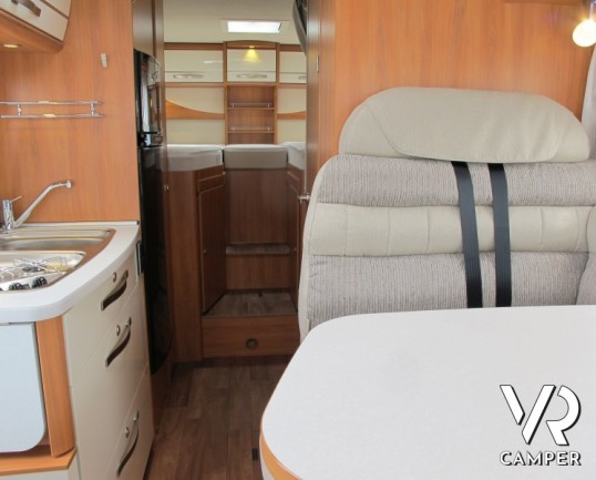 Hymer Exsis-I 588: camper nuovo motorhome con letti gemelli, leggero e confortevole con letti gemelli in coda