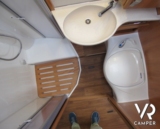 Hymer Exsis-I 588: camper nuovo motorhome con letti gemelli, leggero e confortevole con letti gemelli in coda