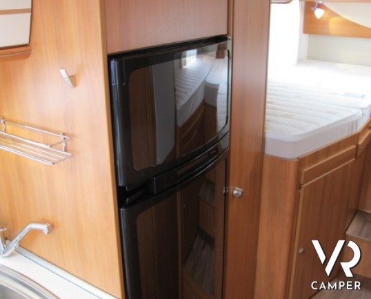 Hymer Exsis-I 588: camper nuovo motorhome con letti gemelli, leggero e confortevole con letti gemelli in coda