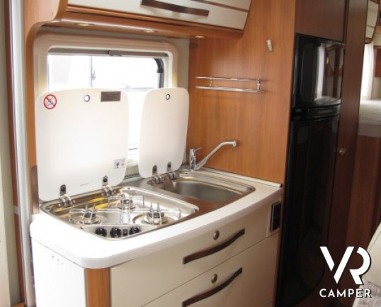 Hymer Exsis-I 588: camper nuovo motorhome con letti gemelli, leggero e confortevole con letti gemelli in coda