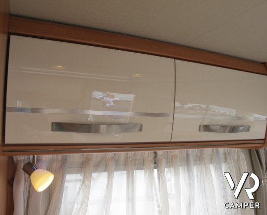 Hymer Exsis-I 588: camper nuovo motorhome con letti gemelli, leggero e confortevole con letti gemelli in coda