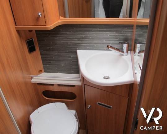 Hymer Exsis-I 678: nuovo motorhome Hymer con letti gemelli posteriori, dinette a L e bagno e doccia separata. Nuovo modello 2018