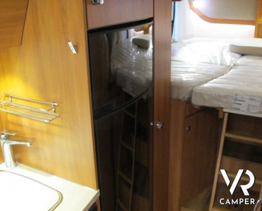 Hymer Exsis-T 588: camper Hymer semintegrale nuovo con letti gemelli posteriori, ampio garage, lunghezza 699